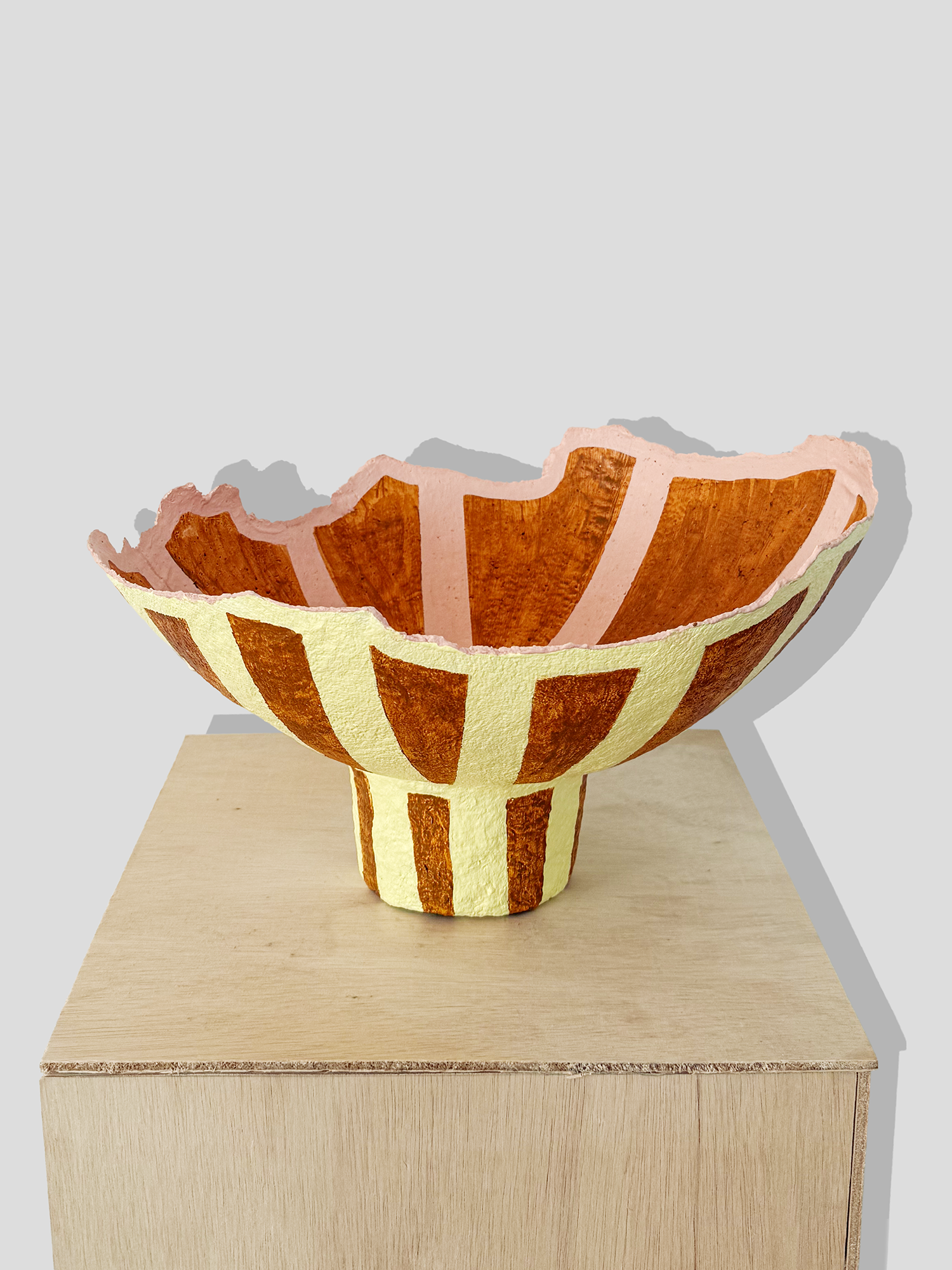 Papier mâché fruit bowl with rim