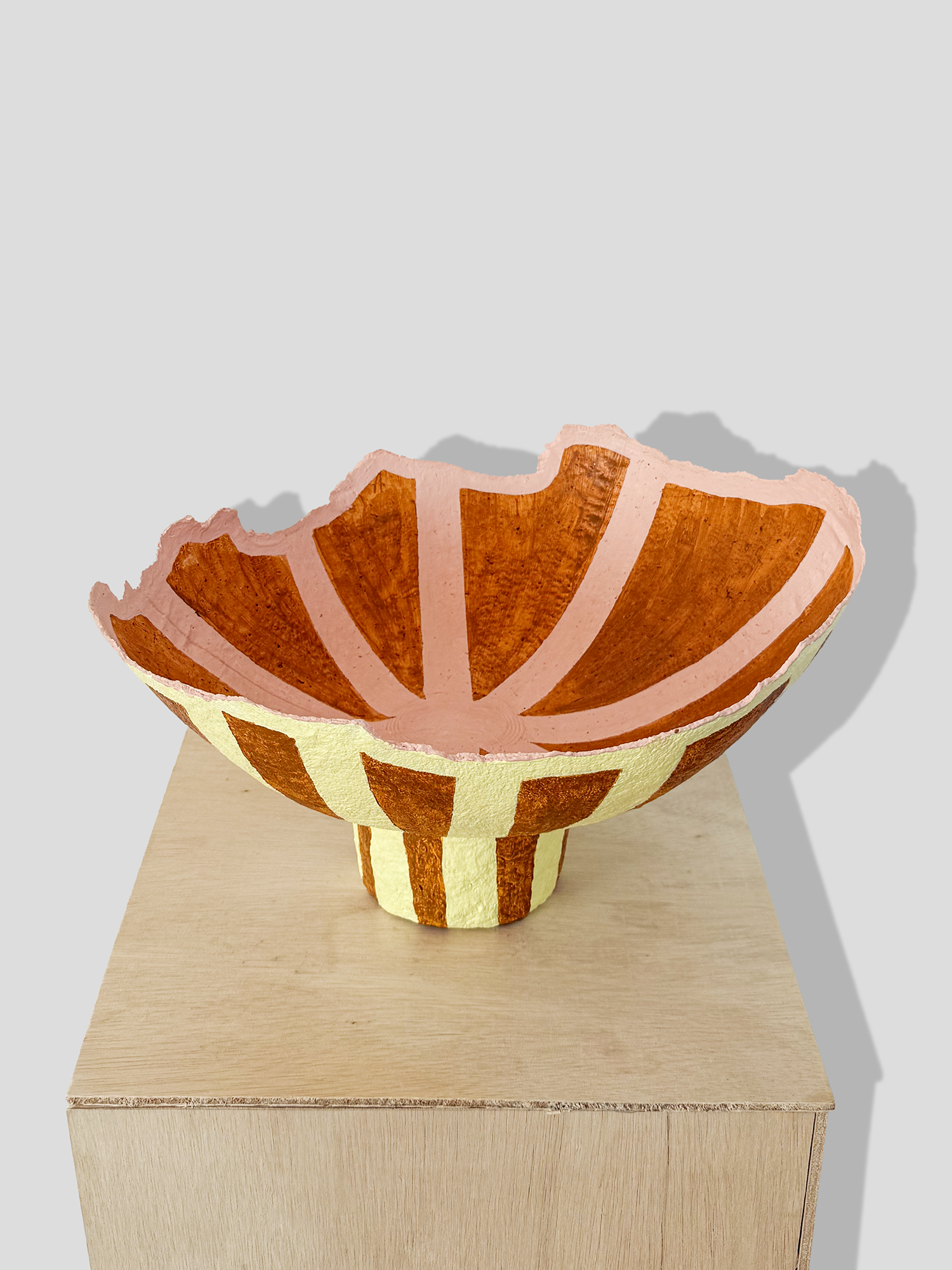 Papier mâché fruit bowl with rim