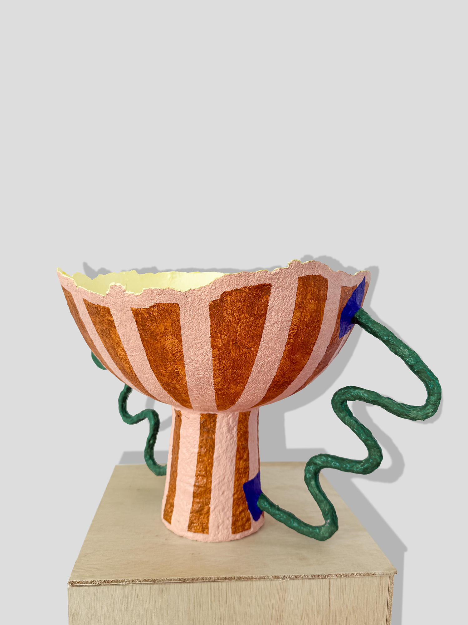 Papier mâché fruit bowl with rim and irregular handles
