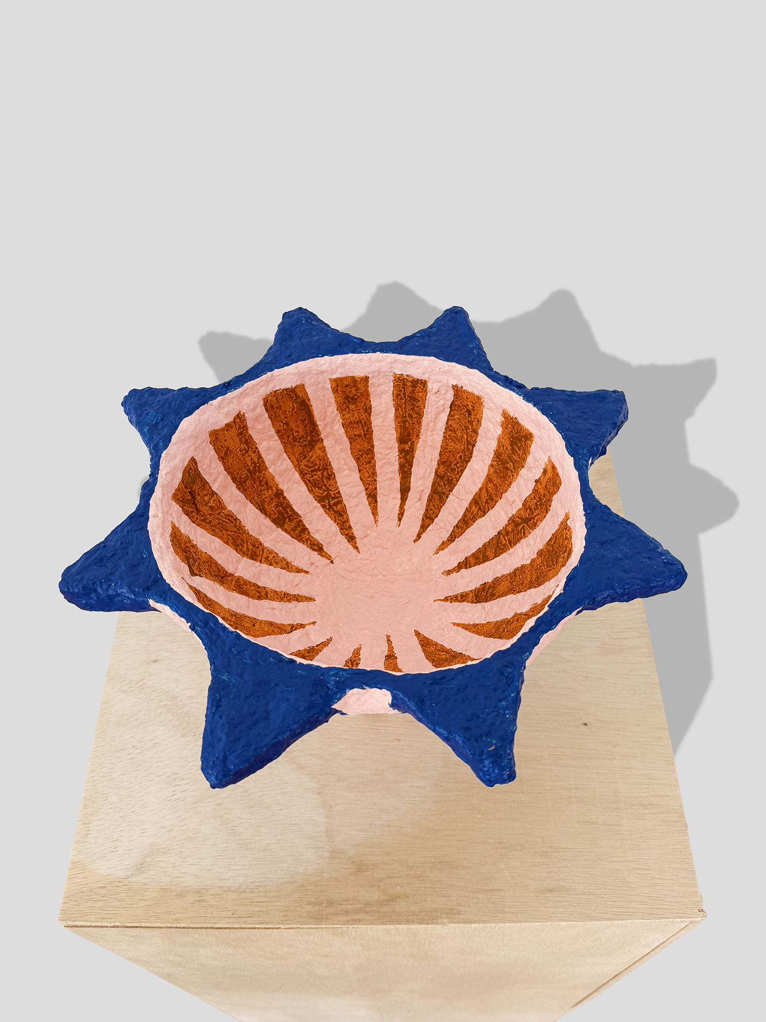 Papier mâché fruit bowl with geometric edges